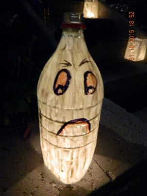 decor halloween avec bouteille plastique