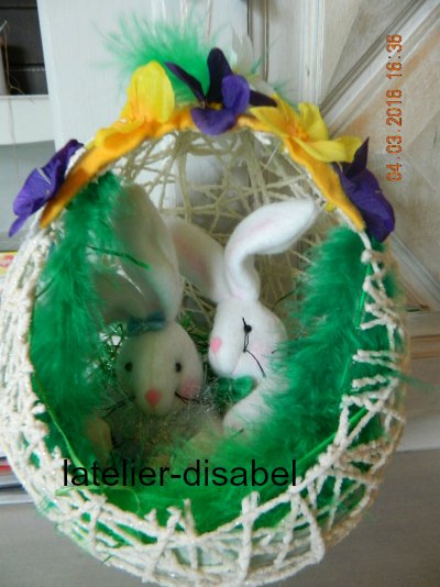 oeuf de Pâques réalisé avec de la ficelle et colle décor lapin