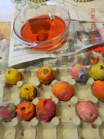 colorier les oeufs de paques avec du papier crépon