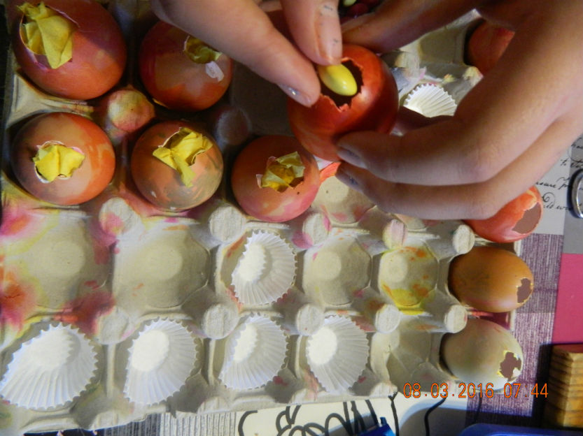 colorier et remplir les oeufs de pâques